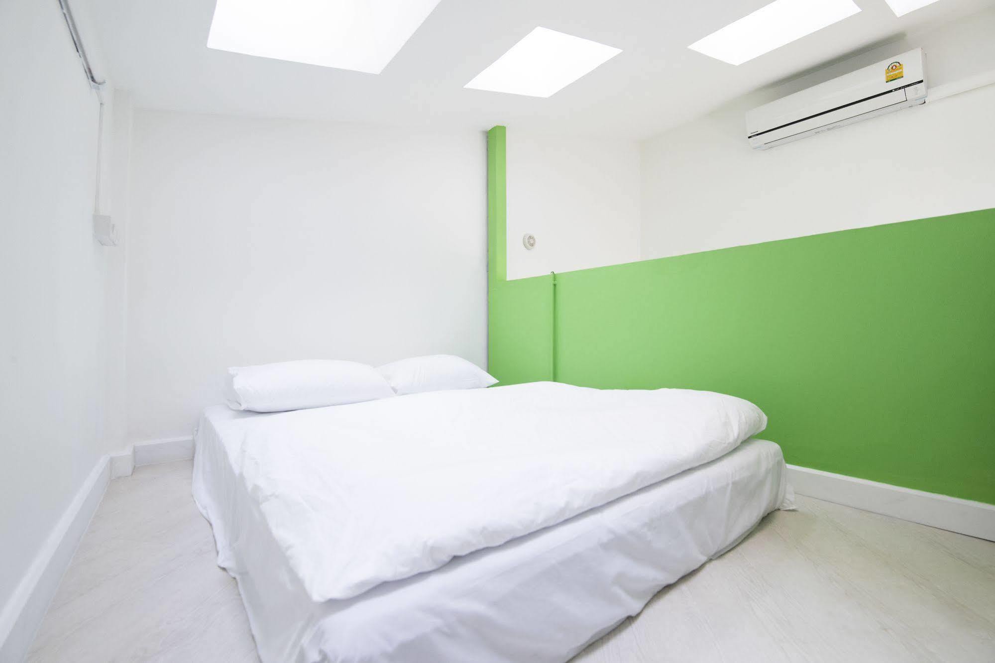 Pixellar Hostel Bangkok Exterior photo